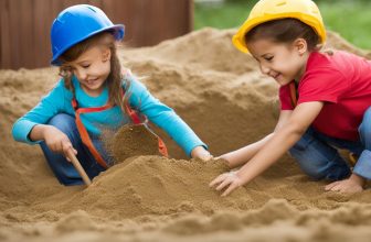 Sandkasten mit Bodenplane: Sauberer Spielspaß