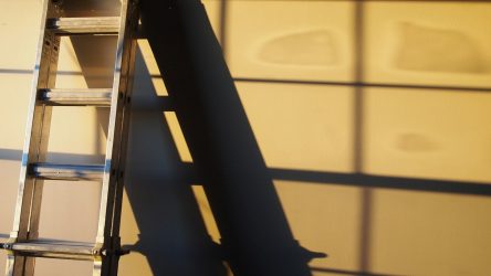 Dachleiter richtig verwenden: Sicherheitstipps für Arbeiten auf dem Dach
