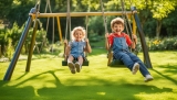 Doppelschaukeln: Gemeinsamer Schaukelspaß für zwei Kinder
