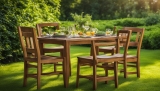 Holzstühle und -tische: Essbereiche im Freien