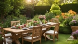 Holztische und -stühle: Essplatzgestaltung im Garten