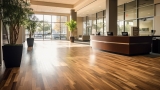 Naturbelassene Massivholzdielen in gewerblichen Räumen: Stilvolle Präsentation