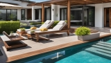 Poolside-Gestaltung mit stilvollen Holzmöbeln