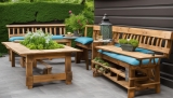 Upcycling-Ideen für alte Holzmöbel im Garten